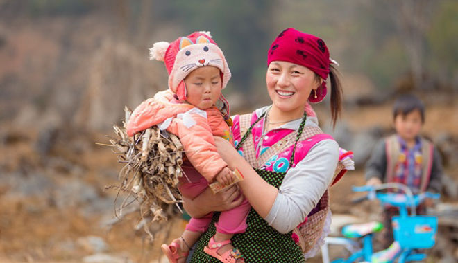 Người mẹ H'Mông 19 tuổi thu hút sự chú ý lớn từ CĐM với vẻ "đẹp lạ"