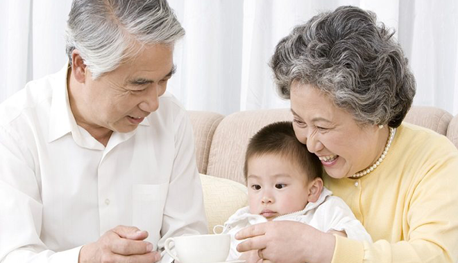 Có ông ngoại, con gái ở cữ không phải động tay việc gì