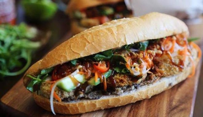 Bánh mì đường phố: Đà Lạt ăn với xíu mại, Sài Gòn kẹp thịt nướng