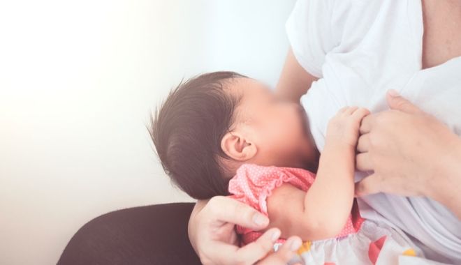 Phụ nữ sau sinh: Nhạy cảm với tiếng khóc, dồn tiền mua sắm cho con