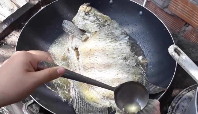 Để rán cá không bị dính chảo, tróc da: Sử dụng gừng, lòng trắng trứng 