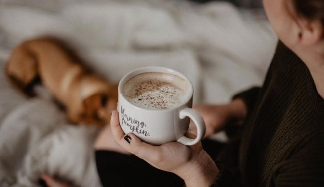 Có kiểu con gái: Trà sữa mời không uống, thiếu cà phê chẳng sống nổi