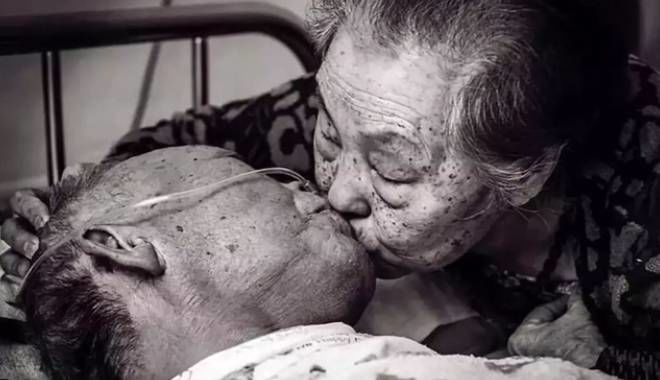 Bức ảnh hôn môi đầy mật ngọt của vợ chồng già và câu chuyện phía sau