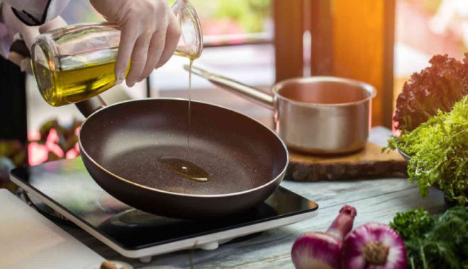 Dùng chảo chống dính bong tróc, nhẹ thì ngộ độc, nặng sẽ ảnh hưởng gan