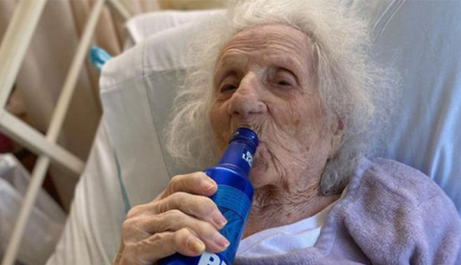 Mừng thoát Covid-19, cụ bà 103 tuổi nốc cạn chai bia ăn mừng