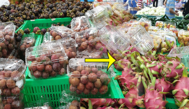 Người phụ nữ bóc hộp mận đóng sẵn, lựa chán chê còn lại vứt chỏng chơ