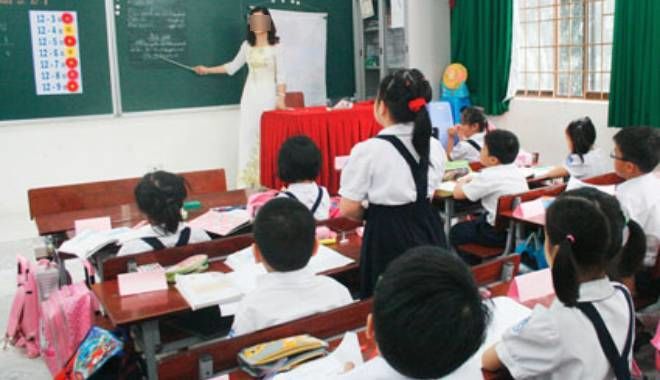 Để phát triển thoải mái, bé không cần quá chưng diện, mặc váy tới lớp