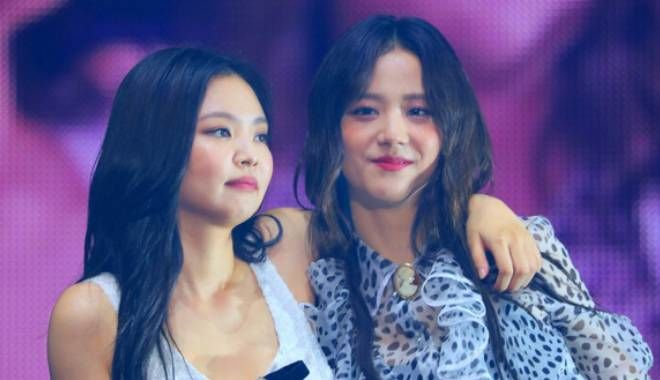Fan "đào" lại khoảnh khắc Jennie hất tay người chị Jisoo trong concert