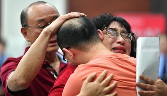 Người mẹ đoàn tụ với con trai sau 32 năm kiếm tìm trong nước mắt