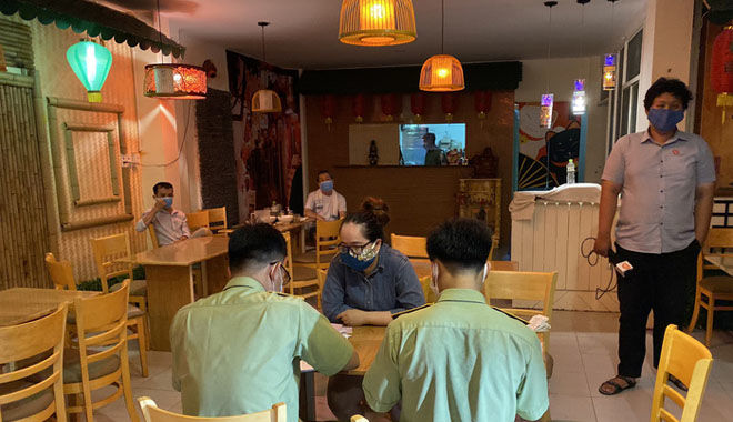 Đà Nẵng: Bán "lén", một tiệm sushi và mì cay bị xử phạt