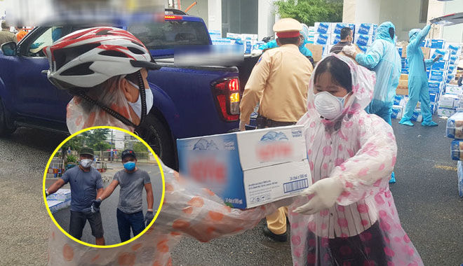 Hình ảnh đẹp: Người dân Đà Nẵng "đội mưa" giúp vận chuyển nhu yếu phẩm