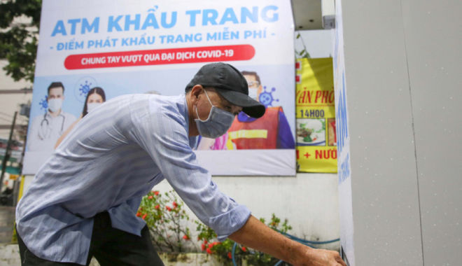"ATM khẩu trang" đầu tiên xuất hiện, phát miễn phí cho người nghèo