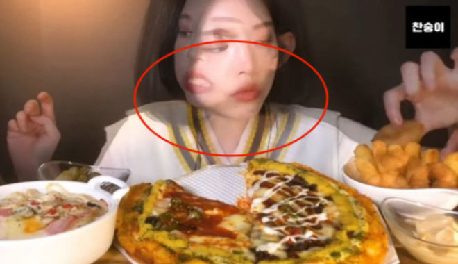 Tua video chậm 0.25, bắt quả tang nữ Youtuber Mukbang “nhè" thức ăn