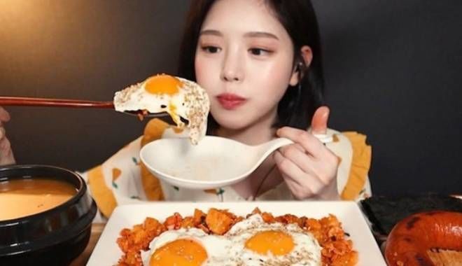 YouTuber Hàn bị tố cắt sửa clip để nhổ, bỏ bớt đồ ăn khi làm mukbang