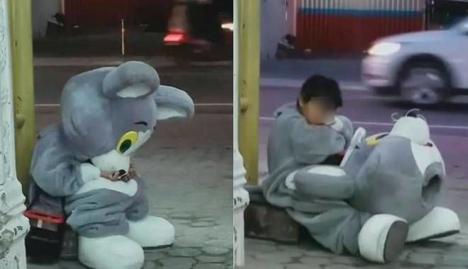 Xúc động cảnh bé 9 tuổi mặc đồ mascot ngồi gục ở góc phố để mưu sinh