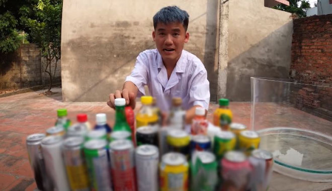 Con trai Bà Tân Vlog trộn 50 loại nước ngọt cho người thân uống