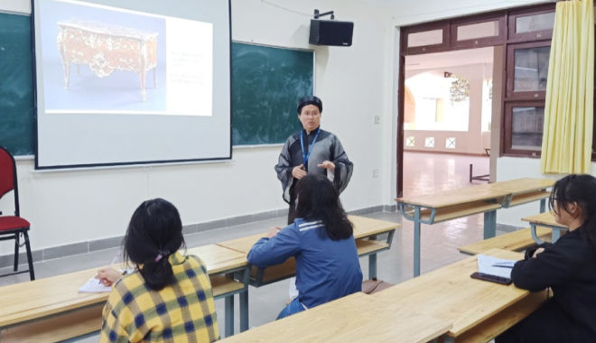 Thầy giáo TP.HCM mặc áo dài đi dạy, thay lời "Xin chào! Tôi đến từ VN"