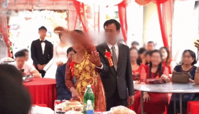 Bác gái "phũ" gạt tay bác trai ở đám cưới con, nghe lý do mới té ngửa