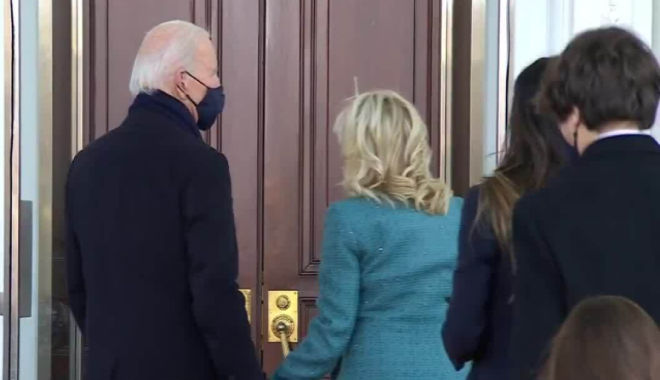 Lần đầu vào Nhà Trắng, Tổng thống Biden bối rối vì mãi cửa không mở