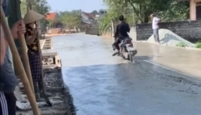 Ngao ngán: Người đàn ông rồ ga "cày" xe máy lên đường đang đổ bê tông