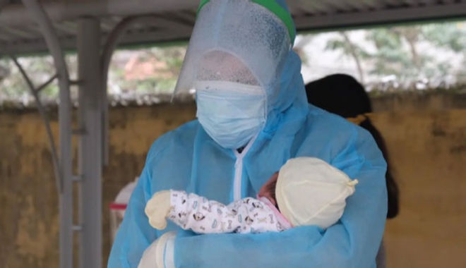 Bé 21 ngày tuổi nhiễm SARS-CoV-2: Trẻ ho, sốt là triệu chứng cần lưu ý