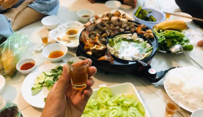 Ra mắt nhà bạn gái, chàng trai bị ép uống rượu đến nôn ra máu