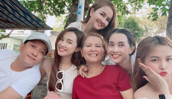 Trường Giang hiếm hoi chụp ảnh cùng mẹ Nhã Phương và hội chị em vợ