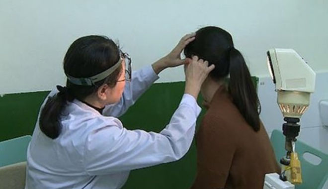 Đeo tai nghe gọi điện chăm sóc khách hàng, cô gái bị hôi tai nồng nặc