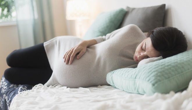 Lý do bà bầu thường than khó ngủ: Đau lưng, chuột rút khổ lắm chứ đùa