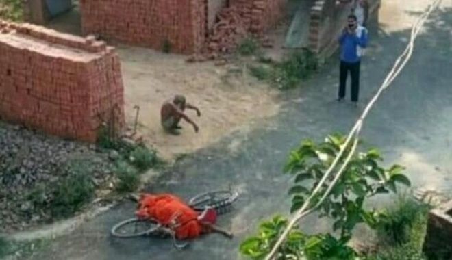 Người đàn ông Ấn Độ chở thi thể vợ trên xe đạp đi tìm nơi hỏa táng