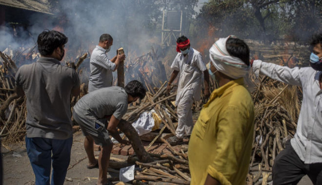 Bật khóc khi Ấn Độ chặt cây ở công viên để hỏa táng bệnh nhân Covid