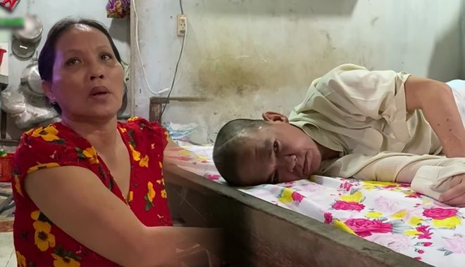 Cảm động vợ 8 năm chăm chồng bệnh nặng không có lấy một lời than