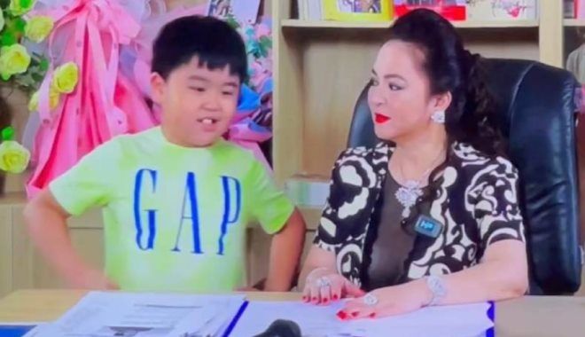 Con trai bà Phương Hằng gây sốt khi góp mặt trong livestream của mẹ
