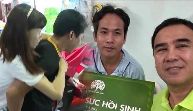 Quyền Linh rút 10 triệu tặng người chồng gần 7 năm cõng vợ trên lưng