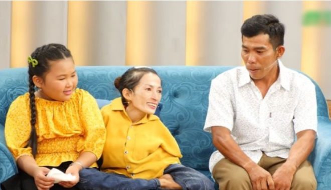 Chồng nông dân 11 năm yêu người vợ không tay, nặng có mười mấy kí