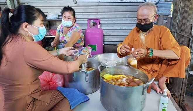 Cụ ông tốt bụng: "Ai đói tôi cho ăn, đau cho thuốc và chết tặng hòm" 
