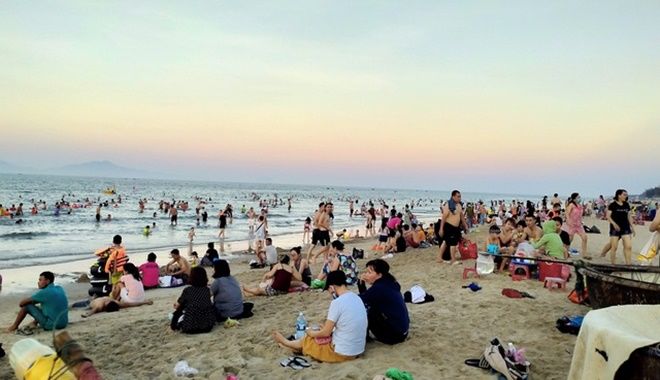 Tình hình dịch bệnh phức tạp, hàng ngàn người vẫn đổ xô đi tắm biển