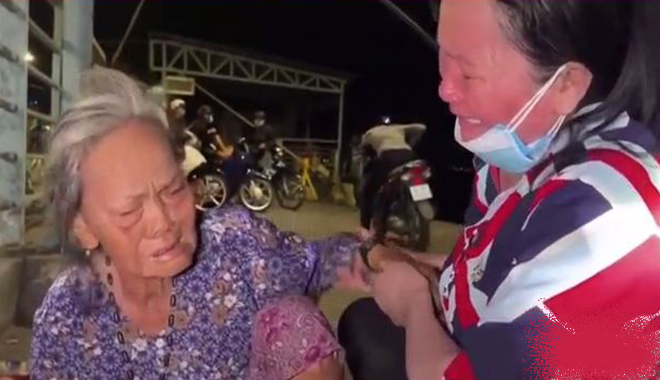 Anh bán vé số giúp cụ bà lang thang tìm thấy con gái thất lạc 30 năm