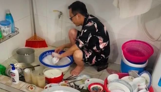Về nhà bạn trai, cô gái ngồi chơi xơi nước, người yêu lúi húi rửa bát