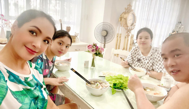 Sao Việt 24h: Gia đình Thúy Hạnh về nhà sau 3 tháng kẹt ở Phú Quốc