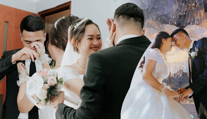 Chú rể mít ướt nhất Việt Nam: khóc làm vợ phải dỗ dành 15 phút 