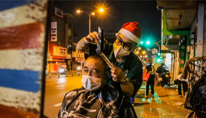 Đêm Giáng sinh, chàng trai đạp xe khắp phố hớt tóc cho người vô gia cư