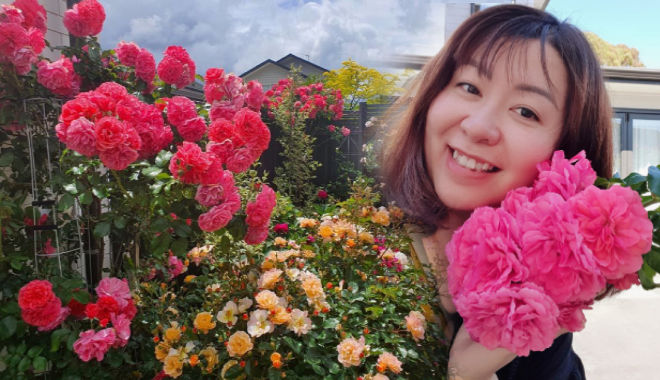 Mẹ Việt trời Tây làm vườn cực "mát tay": Vườn hồng sặc sỡ màu sắc