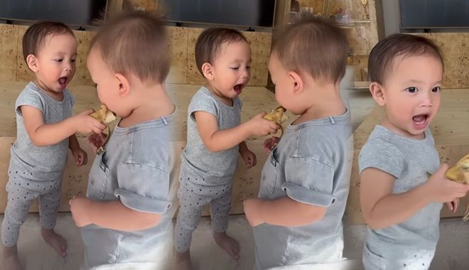 Lisa mới tí tuổi đã tự đút chuối cho em trai Leon còn biết "ạ" rõ to