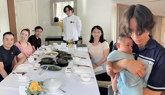 Vừa về nước, con trai cả của Chi Bảo hết nấu ăn lại trông em phụ bố mẹ