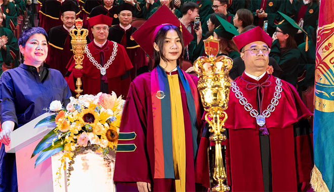 Đại học ở Hà Nội tổ chức lễ tốt nghiệp "chuẩn hoàng gia" cho sinh viên
