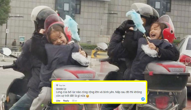 Ngồi sau xe, cô bé không quên chia sẻ kẹo bông gòn ngọt ngào cho cha