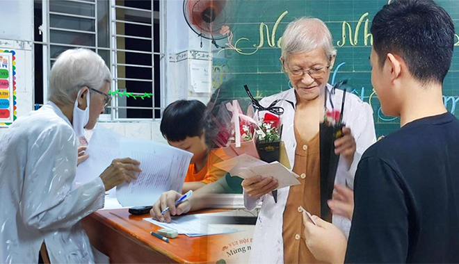 Ở tuổi U80, bà giáo "tay ngang" vẫn miệt mài với lớp học chữ miễn phí 