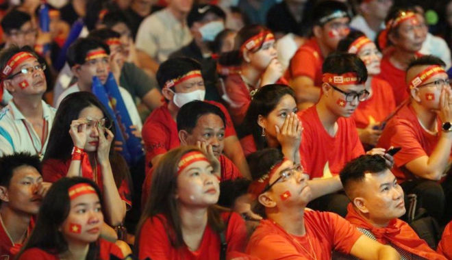 CĐV bật khóc khi đội tuyển Việt Nam thua Thái Lan tại AFF Cup 2022 