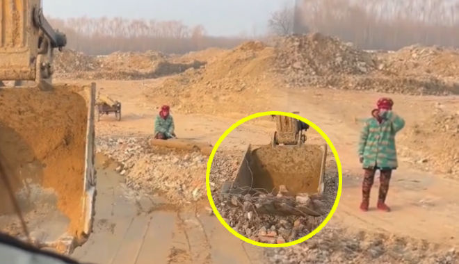 Cụ bà vất vả lấy sắt vụn, anh chàng lái máy xúc liền “tiện tay” giúp